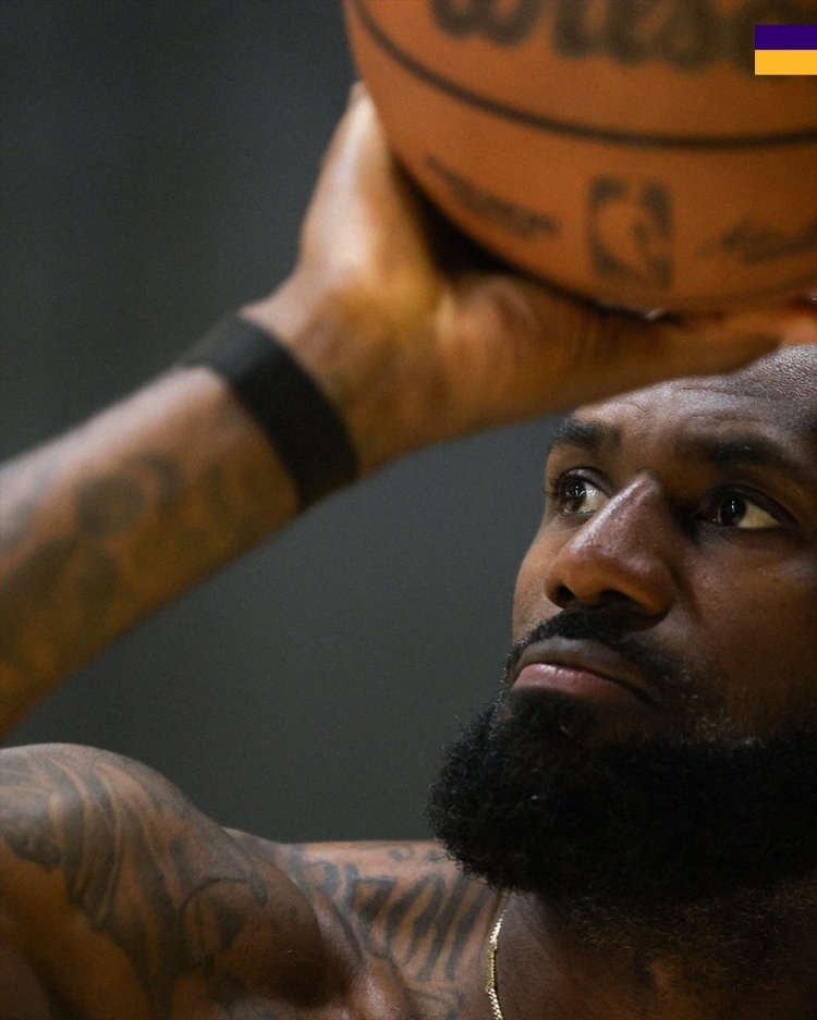 詹姆斯、里夫斯領(lǐng)銜湖人賽前合練 紫金軍團(tuán)3-1手握賽點(diǎn)