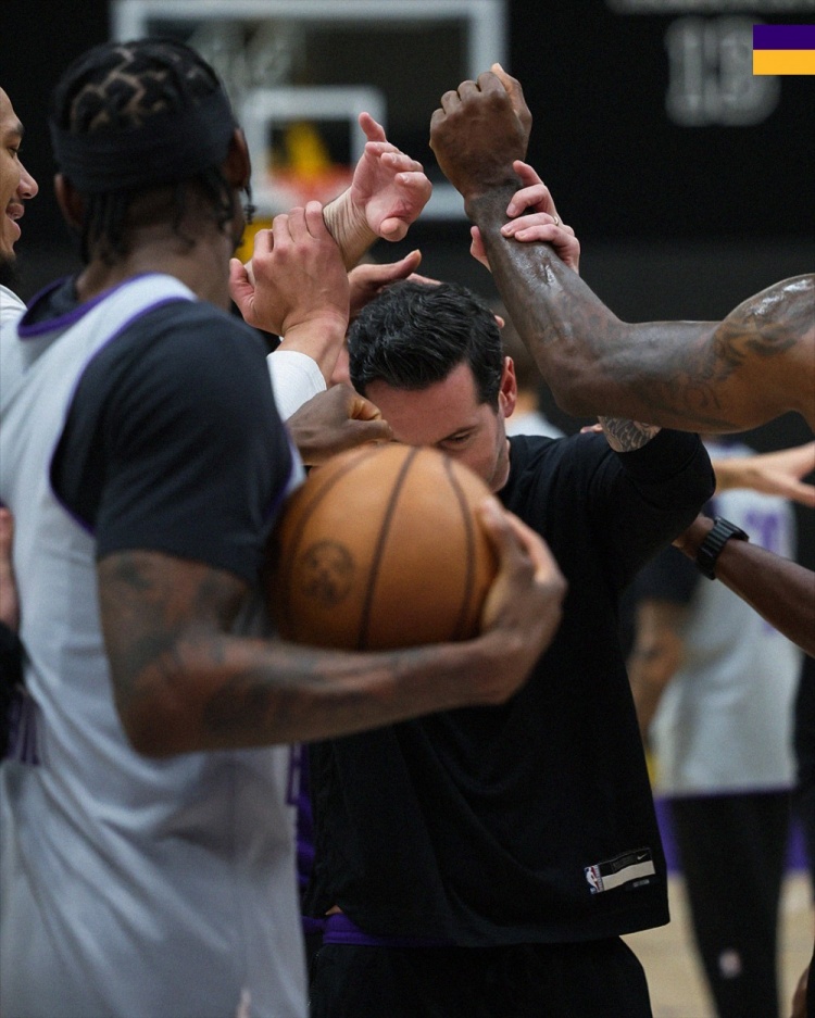 詹姆斯、里夫斯領(lǐng)銜湖人賽前合練 紫金軍團(tuán)3-1手握賽點(diǎn)