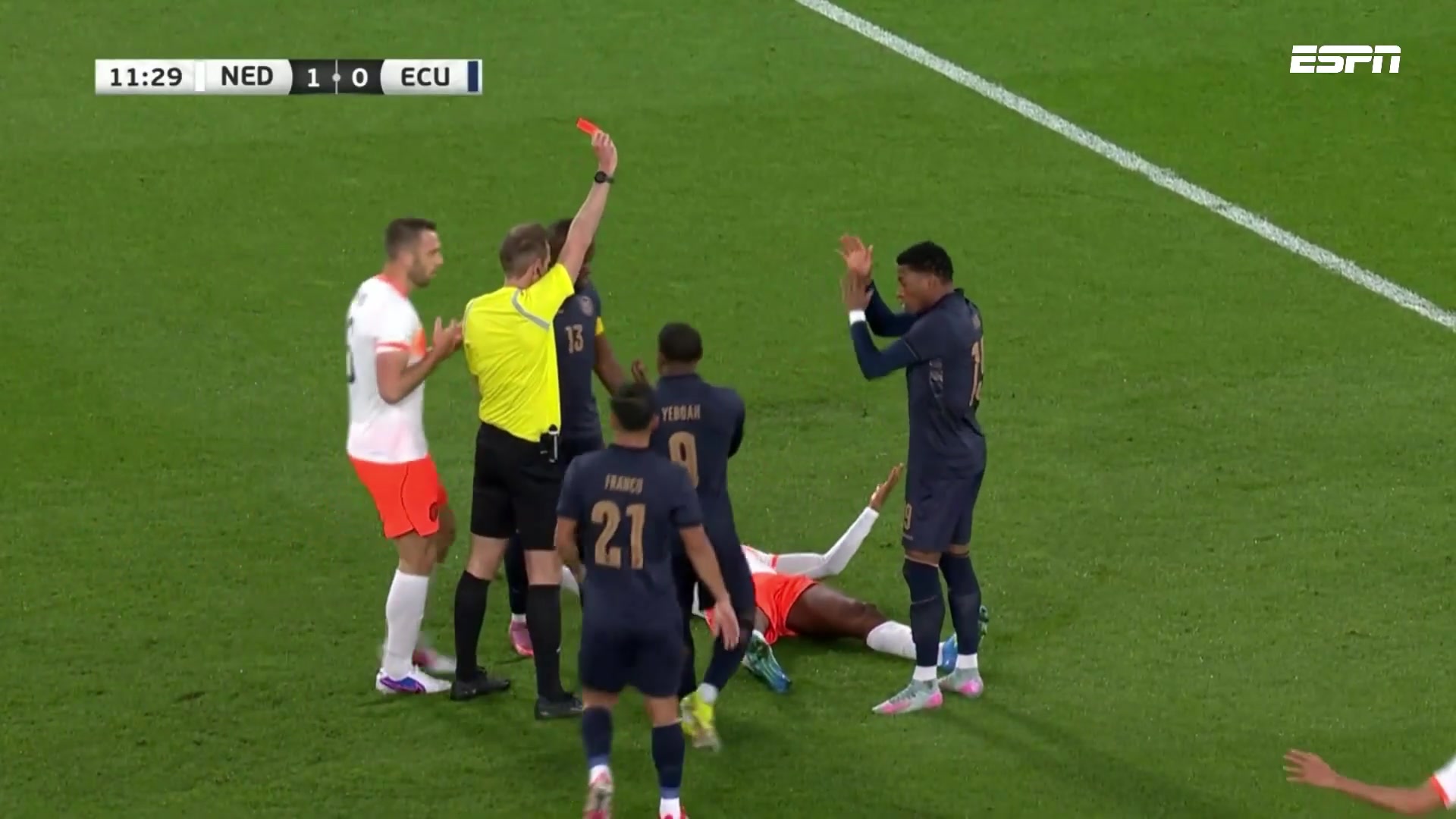 防守最后一人！普拉塔超車單刀，鄧弗里斯拉倒犯規(guī)直紅離場！