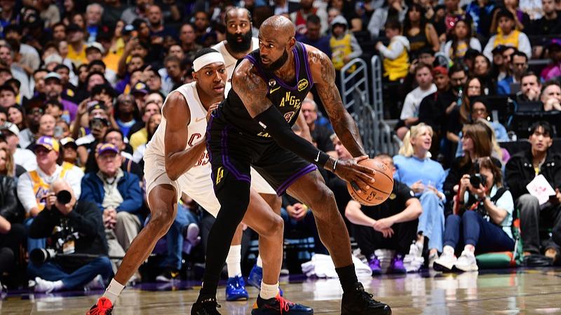 [CCTV全場(chǎng)集錦]??東詹雙里程碑！湖人輕取騎士三連勝 東契奇42+12 米切爾低迷