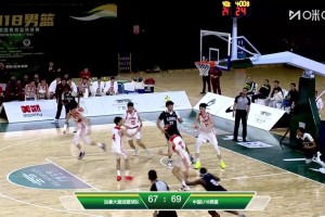 [楊易軒暴扣]這球扣得霸氣?。钜总幙煜路磽?，接隊友助攻上演掄臂暴扣！