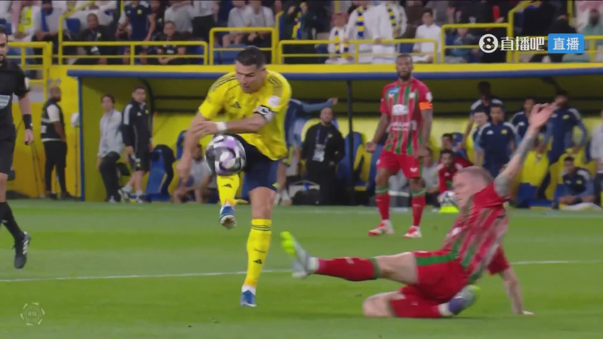 可惜了！C羅禁區(qū)內(nèi)扣過(guò)防守打門擊中立柱彈出！