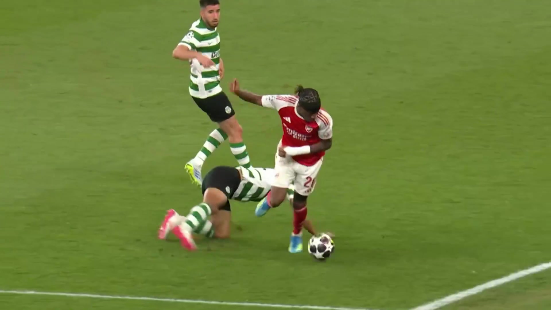 受傷換下！馬杜埃凱拼搶倒地痛苦離場(chǎng)！道曼臨危受命替補(bǔ)登場(chǎng)！