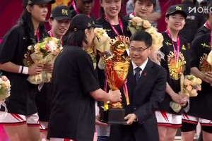 [四川女籃捧杯]四年三冠！賽后頒獎儀式，四川女籃全隊捧起總冠軍獎杯！
