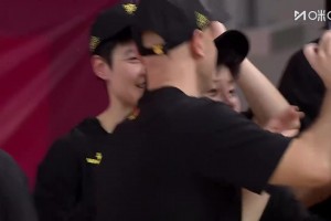 [四川女籃自拍]真的開心！頒獎儀式之前，王思雨帶領(lǐng)四川女籃姑娘們自拍！